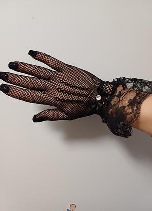Черные кружевные перчатки