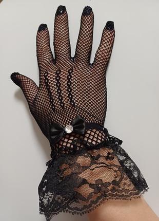 Черные кружевные перчатки