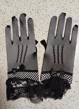 Черные кружевные перчатки