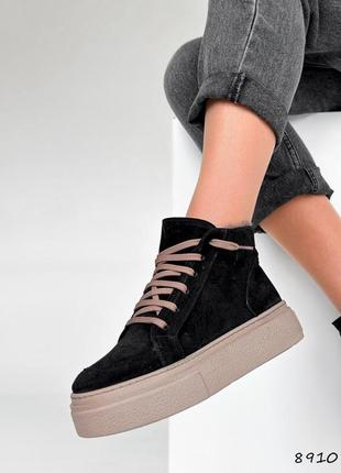 Розпродаж натуральні замшеві зимові чорні черевики на високій бежевій підошві 40р.