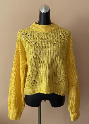 Яскраво-жовтий светр грубого в'язання