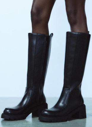 Высокие сапоги черные на тракоррной подошве zara new