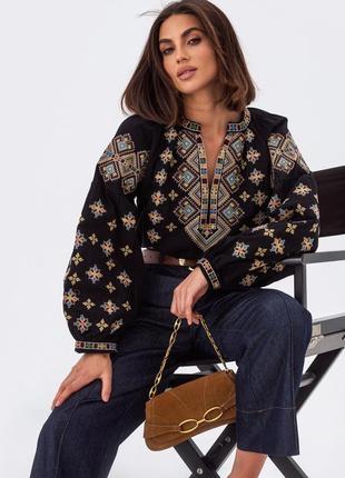 Блузка декорирована вышивкой.