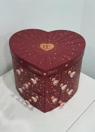 Адвент календар charlotte tilbury beauty treasure chest of love подарунковий набір косметики румʼяна помада фіксатор для макіяжу олівець губ очей