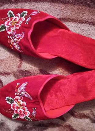 Червоні бархатні тапочки босоніжки шльопанці. 37 р. красные бархатные тапочки босоножки шлепанцы.