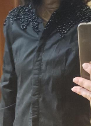 Сорочка чорна котонова з бусами