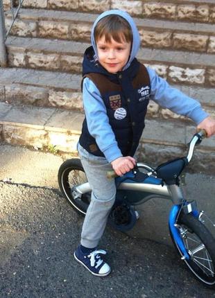 Детский велосипед-беговел 2 в 1 bmw kids bike. шлем bmw хорошее состояние.2 фото