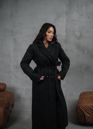 Теплое пальто в полоску на пуговицах с поясом серое на синтепоне