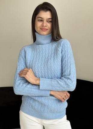 Светр жіночий в'язаний із коміром із закотом, з красивим візерунком коси, однотонний, блакитний