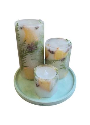 Набір із трьох ботанічних свічок з хвоєю та апельсином на підставці, з ароматом