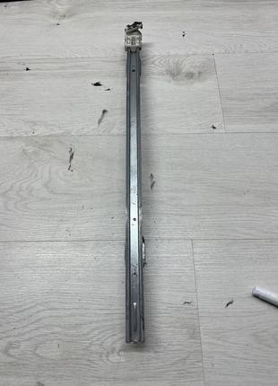Направляюча скла передньої лівої правої двері opel meriva a 2003-2010 13205897. 93335960