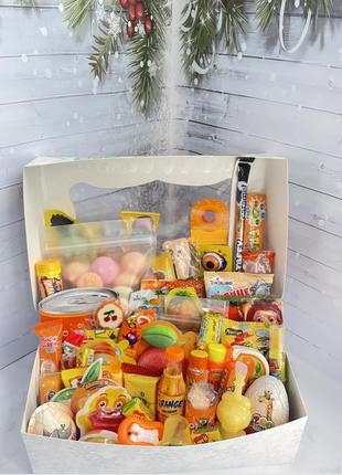 Помаранчевий бокс з цукерками та сюрпризом, солодкий дитячий подарунок з іграшкою та солодощами