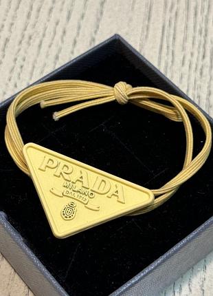 Гумка для волосся прада в яскраво-жовтому кольорі з логотипом/ трикутником