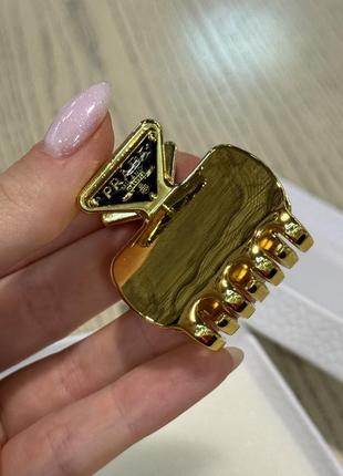 Крабик для волосся прада металевий золотий зі вставкою-назвкою