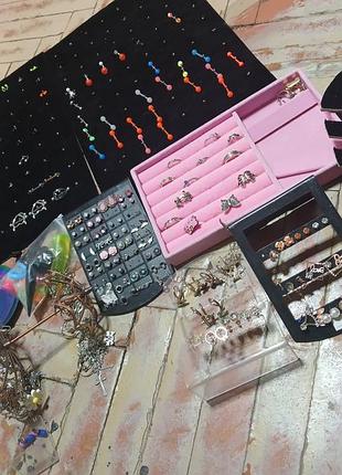 Набор пирсинга и просто украшений 
кольца сережки подвески 
витрина и стойки для украшений