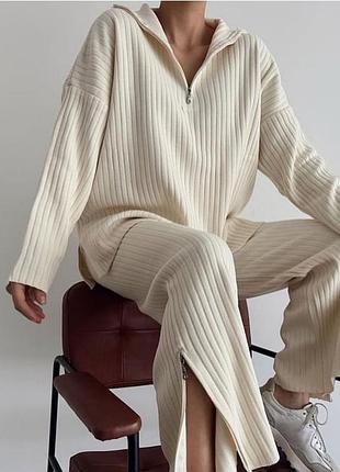 Базовые&nbsp; костюмы свободного кроя
премиум качество ткань машинная вязка трикотаж
отлично тянутся
размер oversize 40/48