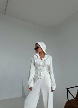 Стильный и теплый спортивный костюм с элементами корсета