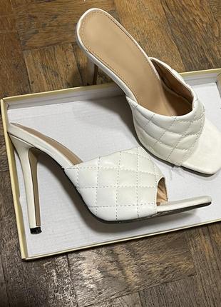 Босоніжки на каблуку