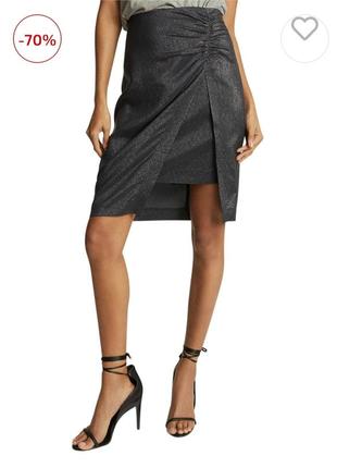 Юбка-карандаш с металлическим эффектом изготовлена из вискозы. декорирована оригинальным вырезом с драпировкой, молния, бренда reiss, новая
