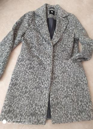 Пальто серое базовое с животным принтом