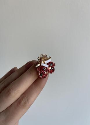 Металлическая новогодняя рождественская брошь перчатки3 фото