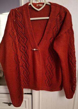 Кофточка классического варианта ручной работы с красивой брошью.