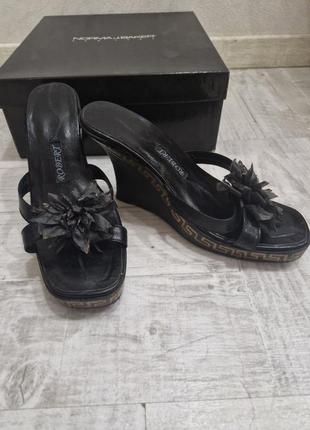 Шлепанцы на танкетке