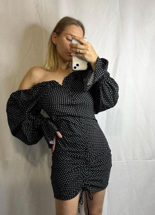 Платье с открытыми плечами и шикарными рукавами