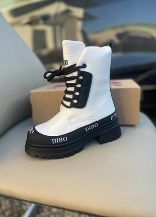 Теплые сапожки для девочки белого цвета как и супер