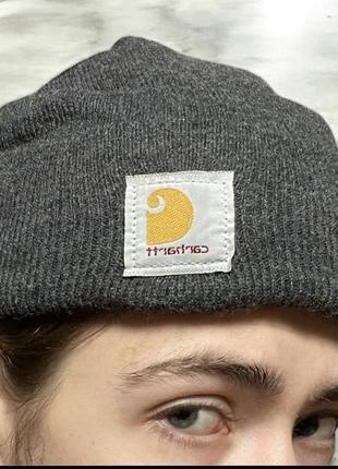Серая шапка carhartt