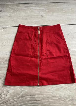 Червона спідниця