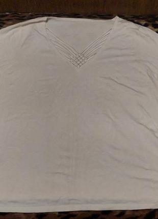 Білий жіночий светр