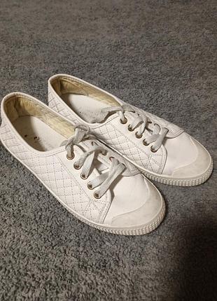 Кросівки білого кольору