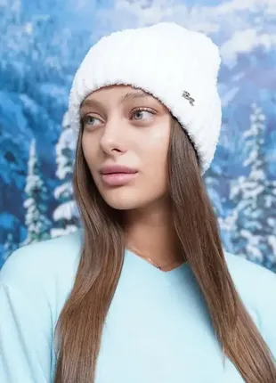 Мягкая женская белая теплая вязаная шапка
