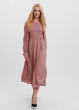 Розовое платье макси с оборкой на манжетах  vero moda