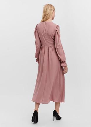 Розовое платье макси с оборкой на манжетах  vero moda2 фото