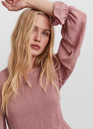 Розовое платье макси с оборкой на манжетах  vero moda3 фото