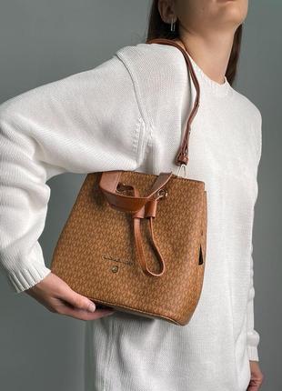 Женская коричневая сумка из эко-кожи в стиле michael kors bucket ginger