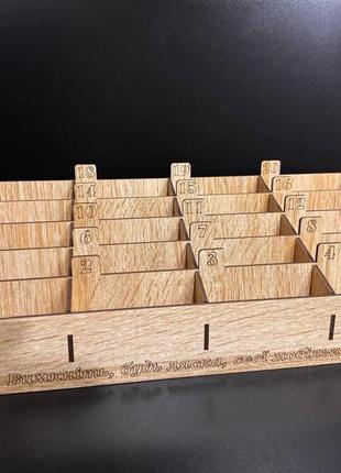 Деревянный органайзер для хранения телефонов смартфонов в школу на 20 ячейки