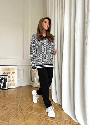 Удобный базовый костюм двойка с брюками с кофтой