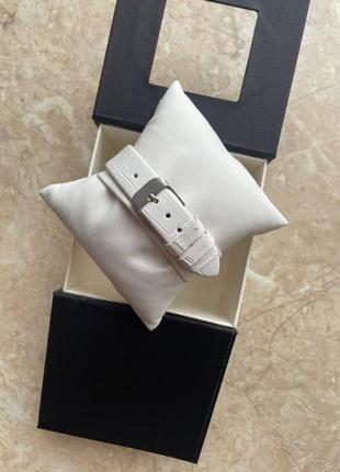 Жіночий білий брендовий годинник5 фото