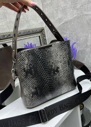 Сумка змеиный принт хобо капучино серая