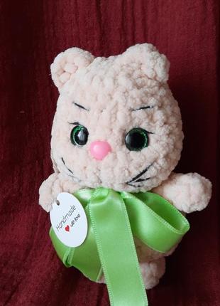 Вязаная плюшевая игрушка- котик