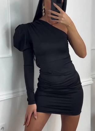 Маленькое черное платье на одно плечо🤩