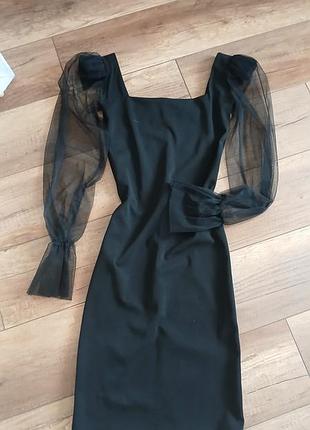 Нарядное платье с пышными рукавами.