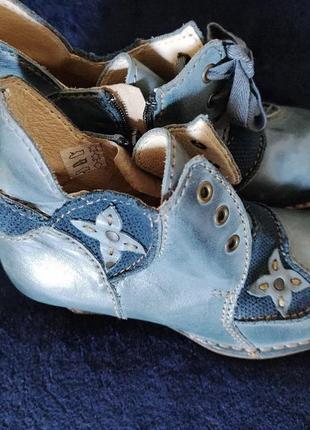 Жіночі шкіряні туфлі на підборах rovers у вінтажному авангардному стилі