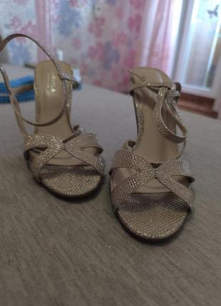 Босоножки блестящие розовое золото
