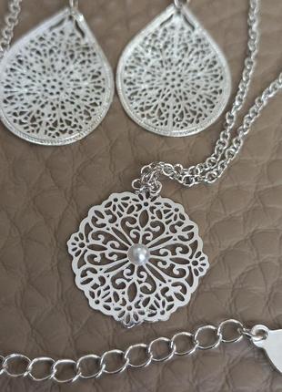 Колье и серьги.