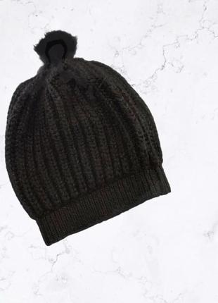Шапка вязаная черная с помпоном
