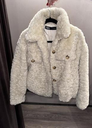Шуба из шуточного меха zara